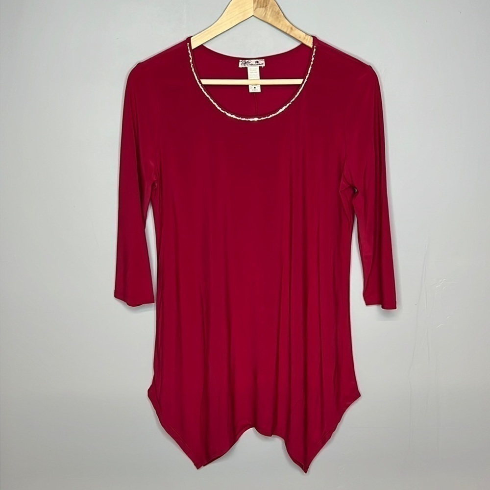 BLOSSOM BY P RED 3/4 SLEEVED ASYMMETRICAL HANKY HEM BLOUSE Medium